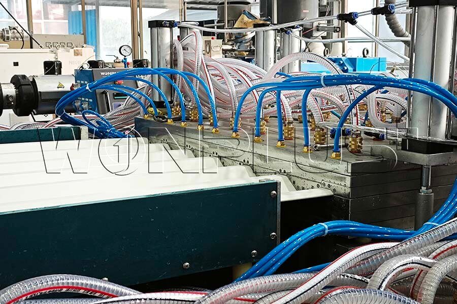 Línea de extrusión de techo hueco de PVC puesta en servicio completada