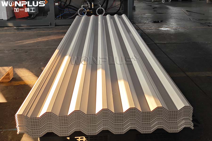 Línea de techos huecos de PVC WONPLUS puesta en servicio con rendimiento estable