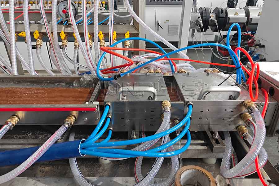 Línea de extrusión de perfiles para cubiertas de WPC puesta en marcha con éxito