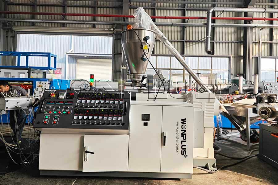 WONPLUS pone en marcha con éxito una línea de extrusión de tubos de PVC de cuatro salidas y alta eficiencia