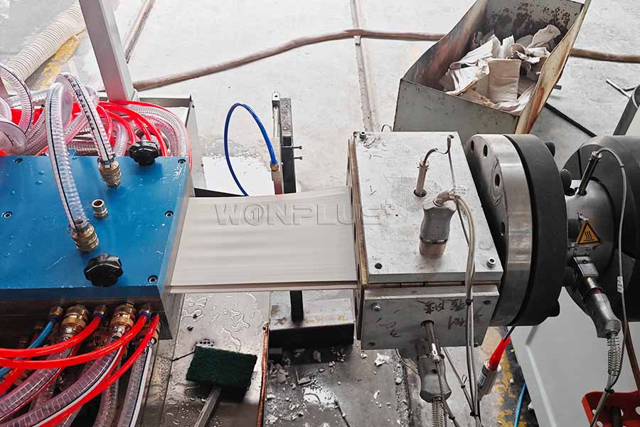 WONPLUS pone en marcha con éxito su línea de extrusión de paneles de techo de PVC.