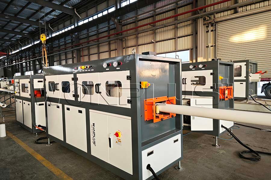 Línea de extrusión de tubos de PVC de 20-110 mm puesta en servicio completada