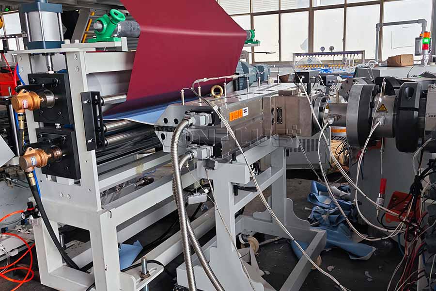 WONPLUS pone en marcha con éxito una línea avanzada de coextrusión de láminas de PVC para techos sólidos.