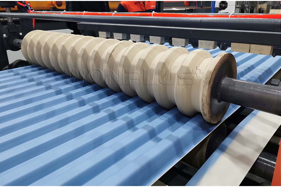 La puesta en marcha de la máquina para fabricar tejas de plástico sólido de PVC+PVC tiene éxito