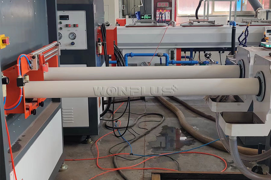 Puesta en marcha de la línea de extrusión de tubería de PVC de doble salida de 110 mm
