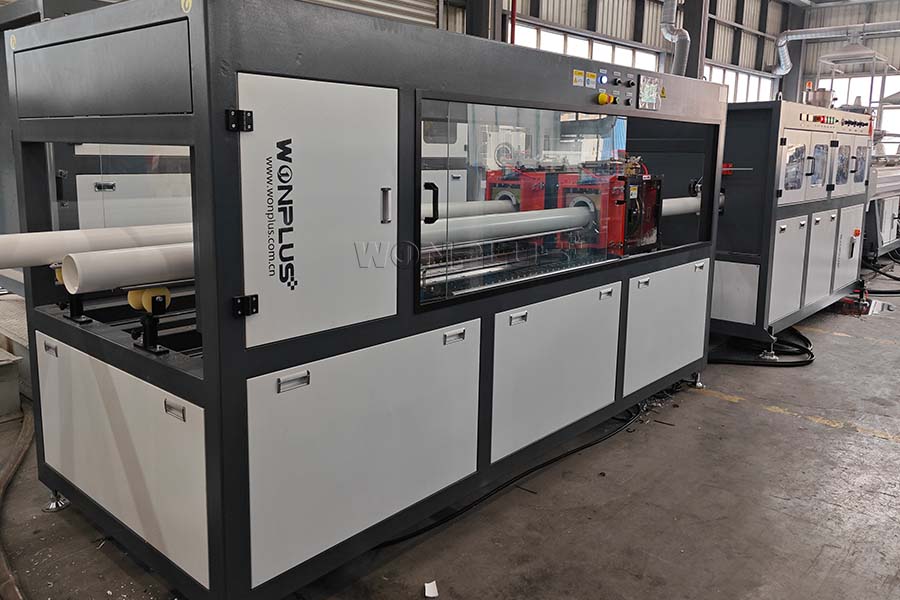 WONPLUS pone en funcionamiento con éxito una línea de extrusión de tubos de PVC de 90-110 mm con doble salida